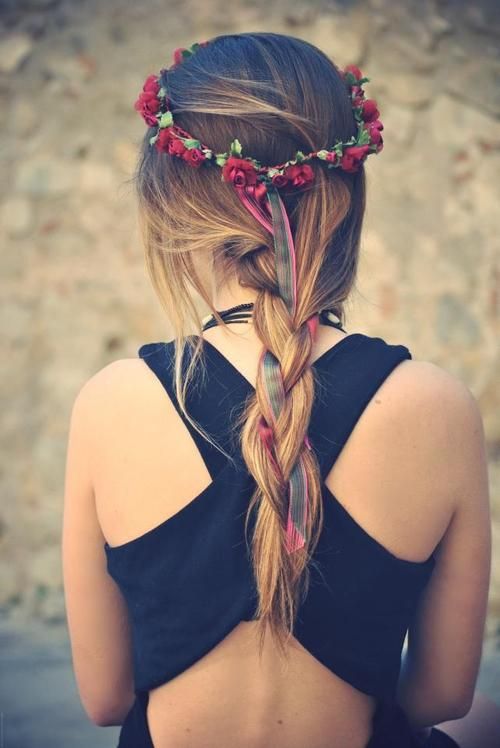 Una corona de flores y un listón | Pinterest