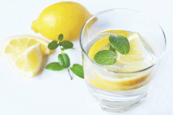 Ingredientes para saborizar el agua limón