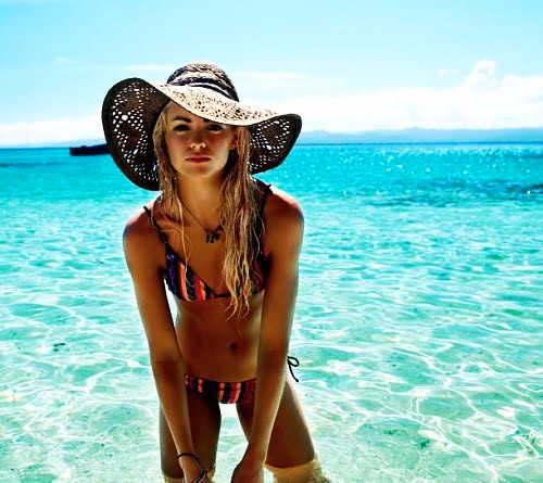 Usar sombrero en la playa