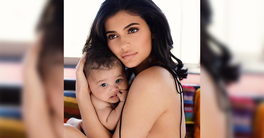 Esto Es Lo Que La Bebe De Kylie Hace Mientras La Maquillan Para Una Sesion De Fotos Mujer Y Punto